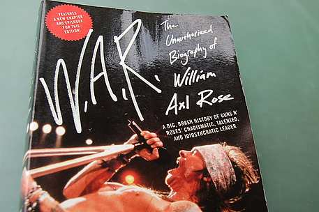 W. A. R. The Unauthorized Biography of William Axl Rose by Mick Wall / Buch
