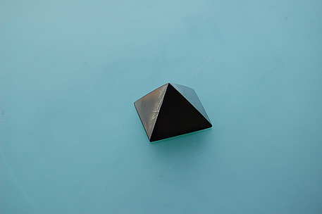 Phonobar Shungit Pyramid / stark energetisierte Klangpyramide