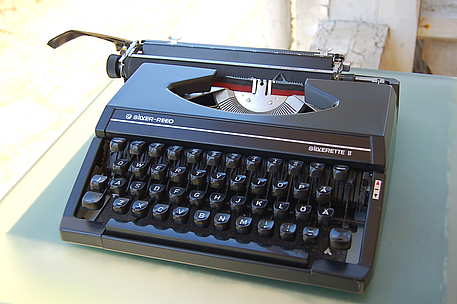 Silver Reed Silverette II schwarz / kompakte Schreibmaschine mit Koffer / Silver Seiko / Made in Japan / Reiseschreibmaschine